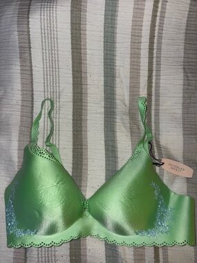 Victoria's Secret Angels Secret Embrace Push-Up Bra